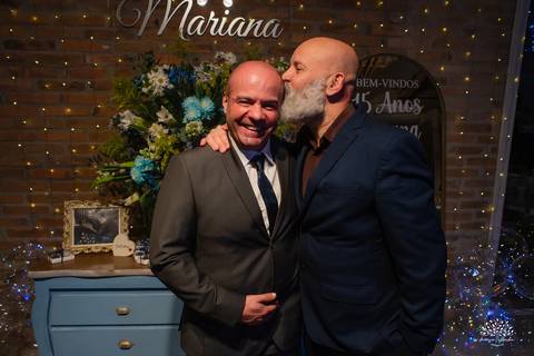 cliques 15 anos - festa de debutante - ensaio pré-festa - Quinta Dom Manuel - Essence Beauty - valsa com o pai - dança com as amigas - pista de dança - confetes coloridos - parabéns 15 anos - fotografia de debutante - Antonio Rocha Fotografias - Pelotas'