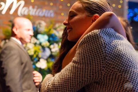 cliques 15 anos - festa de debutante - ensaio pré-festa - Quinta Dom Manuel - Essence Beauty - valsa com o pai - dança com as amigas - pista de dança - confetes coloridos - parabéns 15 anos - fotografia de debutante - Antonio Rocha Fotografias - Pelotas'