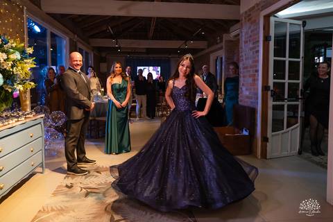 cliques 15 anos - festa de debutante - ensaio pré-festa - Quinta Dom Manuel - Essence Beauty - valsa com o pai - dança com as amigas - pista de dança - confetes coloridos - parabéns 15 anos - fotografia de debutante - Antonio Rocha Fotografias - Pelotas'