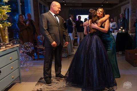 cliques 15 anos - festa de debutante - ensaio pré-festa - Quinta Dom Manuel - Essence Beauty - valsa com o pai - dança com as amigas - pista de dança - confetes coloridos - parabéns 15 anos - fotografia de debutante - Antonio Rocha Fotografias - Pelotas'