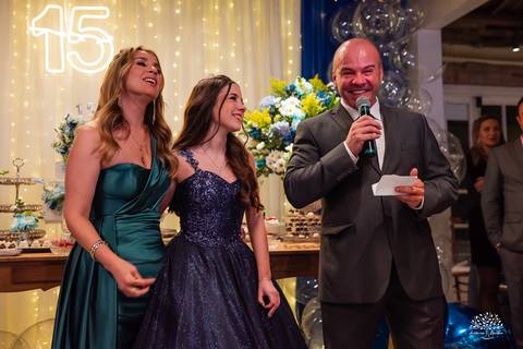 cliques 15 anos - festa de debutante - ensaio pré-festa - Quinta Dom Manuel - Essence Beauty - valsa com o pai - dança com as amigas - pista de dança - confetes coloridos - parabéns 15 anos - fotografia de debutante - Antonio Rocha Fotografias - Pelotas'