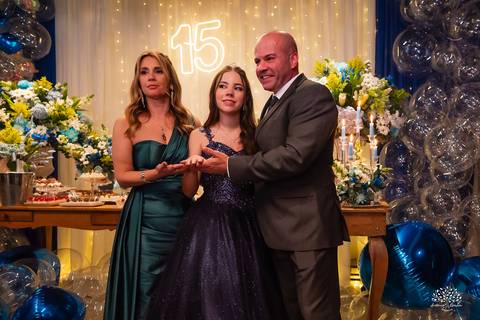 cliques 15 anos - festa de debutante - ensaio pré-festa - Quinta Dom Manuel - Essence Beauty - valsa com o pai - dança com as amigas - pista de dança - confetes coloridos - parabéns 15 anos - fotografia de debutante - Antonio Rocha Fotografias - Pelotas'