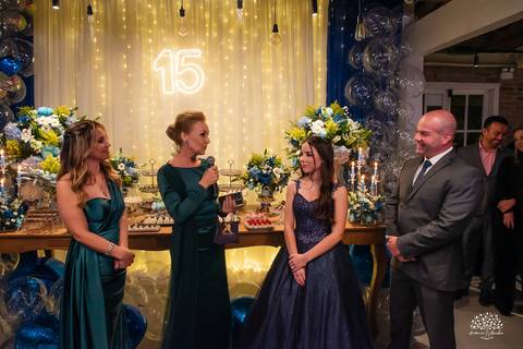 cliques 15 anos - festa de debutante - ensaio pré-festa - Quinta Dom Manuel - Essence Beauty - valsa com o pai - dança com as amigas - pista de dança - confetes coloridos - parabéns 15 anos - fotografia de debutante - Antonio Rocha Fotografias - Pelotas'