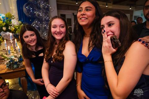 cliques 15 anos - festa de debutante - ensaio pré-festa - Quinta Dom Manuel - Essence Beauty - valsa com o pai - dança com as amigas - pista de dança - confetes coloridos - parabéns 15 anos - fotografia de debutante - Antonio Rocha Fotografias - Pelotas'