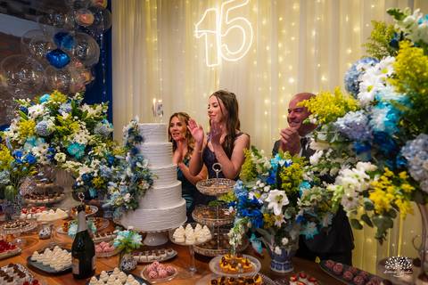 cliques 15 anos - festa de debutante - ensaio pré-festa - Quinta Dom Manuel - Essence Beauty - valsa com o pai - dança com as amigas - pista de dança - confetes coloridos - parabéns 15 anos - fotografia de debutante - Antonio Rocha Fotografias - Pelotas'