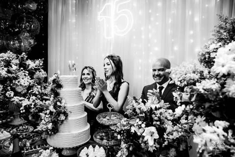 cliques 15 anos - festa de debutante - ensaio pré-festa - Quinta Dom Manuel - Essence Beauty - valsa com o pai - dança com as amigas - pista de dança - confetes coloridos - parabéns 15 anos - fotografia de debutante - Antonio Rocha Fotografias - Pelotas'