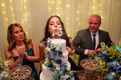 cliques 15 anos - festa de debutante - ensaio pré-festa - Quinta Dom Manuel - Essence Beauty - valsa com o pai - dança com as amigas - pista de dança - confetes coloridos - parabéns 15 anos - fotografia de debutante - Antonio Rocha Fotografias - Pelotas'