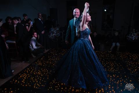 cliques 15 anos - festa de debutante - ensaio pré-festa - Quinta Dom Manuel - Essence Beauty - valsa com o pai - dança com as amigas - pista de dança - confetes coloridos - parabéns 15 anos - fotografia de debutante - Antonio Rocha Fotografias - Pelotas'