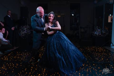 cliques 15 anos - festa de debutante - ensaio pré-festa - Quinta Dom Manuel - Essence Beauty - valsa com o pai - dança com as amigas - pista de dança - confetes coloridos - parabéns 15 anos - fotografia de debutante - Antonio Rocha Fotografias - Pelotas'