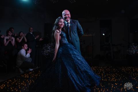 cliques 15 anos - festa de debutante - ensaio pré-festa - Quinta Dom Manuel - Essence Beauty - valsa com o pai - dança com as amigas - pista de dança - confetes coloridos - parabéns 15 anos - fotografia de debutante - Antonio Rocha Fotografias - Pelotas'