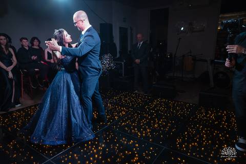 cliques 15 anos - festa de debutante - ensaio pré-festa - Quinta Dom Manuel - Essence Beauty - valsa com o pai - dança com as amigas - pista de dança - confetes coloridos - parabéns 15 anos - fotografia de debutante - Antonio Rocha Fotografias - Pelotas'