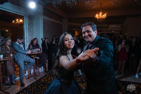 cliques 15 anos - festa de debutante - ensaio pré-festa - Quinta Dom Manuel - Essence Beauty - valsa com o pai - dança com as amigas - pista de dança - confetes coloridos - parabéns 15 anos - fotografia de debutante - Antonio Rocha Fotografias - Pelotas'