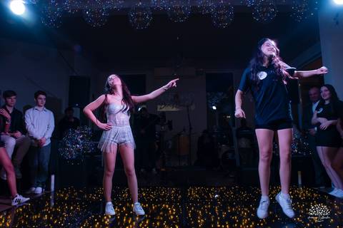 cliques 15 anos - festa de debutante - ensaio pré-festa - Quinta Dom Manuel - Essence Beauty - valsa com o pai - dança com as amigas - pista de dança - confetes coloridos - parabéns 15 anos - fotografia de debutante - Antonio Rocha Fotografias - Pelotas'