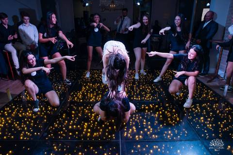 cliques 15 anos - festa de debutante - ensaio pré-festa - Quinta Dom Manuel - Essence Beauty - valsa com o pai - dança com as amigas - pista de dança - confetes coloridos - parabéns 15 anos - fotografia de debutante - Antonio Rocha Fotografias - Pelotas'