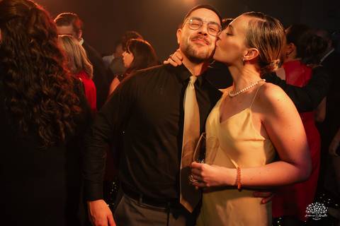 cliques 15 anos - festa de debutante - ensaio pré-festa - Quinta Dom Manuel - Essence Beauty - valsa com o pai - dança com as amigas - pista de dança - confetes coloridos - parabéns 15 anos - fotografia de debutante - Antonio Rocha Fotografias - Pelotas'