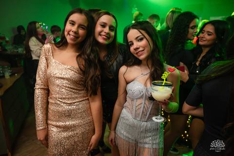 cliques 15 anos - festa de debutante - ensaio pré-festa - Quinta Dom Manuel - Essence Beauty - valsa com o pai - dança com as amigas - pista de dança - confetes coloridos - parabéns 15 anos - fotografia de debutante - Antonio Rocha Fotografias - Pelotas'