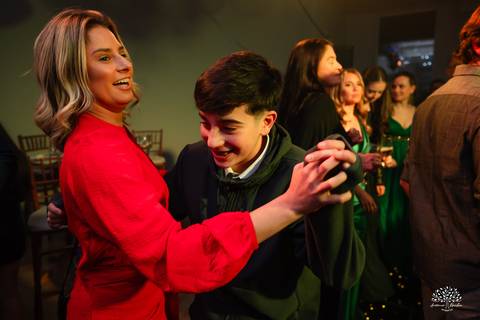 cliques 15 anos - festa de debutante - ensaio pré-festa - Quinta Dom Manuel - Essence Beauty - valsa com o pai - dança com as amigas - pista de dança - confetes coloridos - parabéns 15 anos - fotografia de debutante - Antonio Rocha Fotografias - Pelotas'