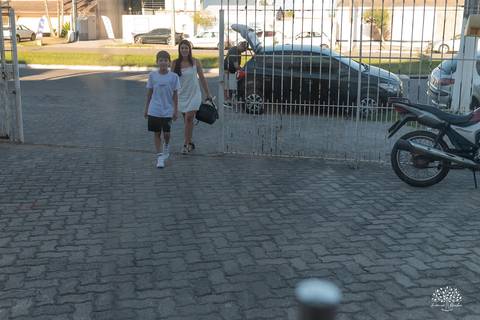 Aniversariante chegando ao salão, cheio de expectativa e alegri'