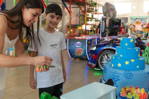 Mamãe organizando a mesa temática do Brawl Stars'