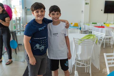 Aniversariante com um amigo, celebrando a amizade'