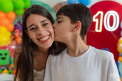 Beijo carinhoso da mamãe no filho'
