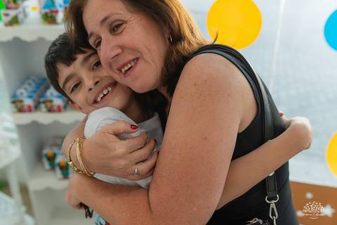 Abraço apertado, cheio de afeto da avó'