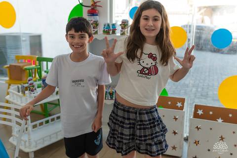 Aniversariante e amiga posando com alegria'