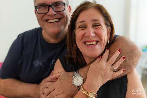 Papai e vovó em um abraço cheio de amor'