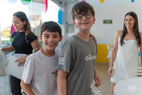 Aniversariante com amigos, prontos para brincar'