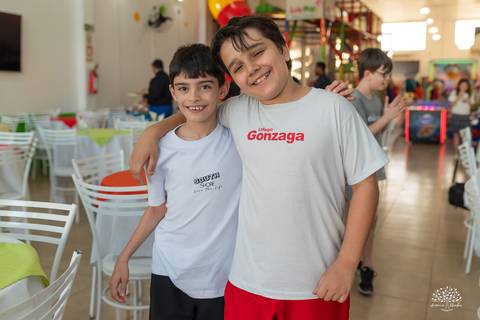 Amigos reunidos em clima de diversão'