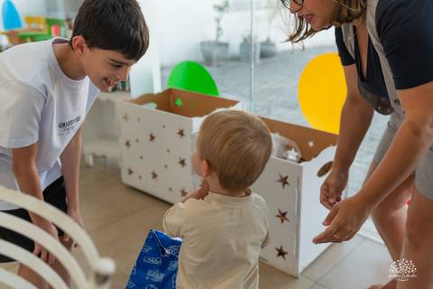 Aniversariante interagindo com o criança mais nova'