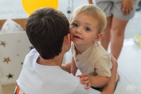Carinho e cuidado com o bebê da família'