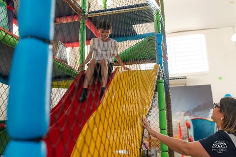 Aniversariante descendo no brinquedo com entusiasmo'