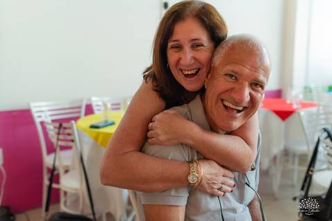 Abraço divertido dos avós'