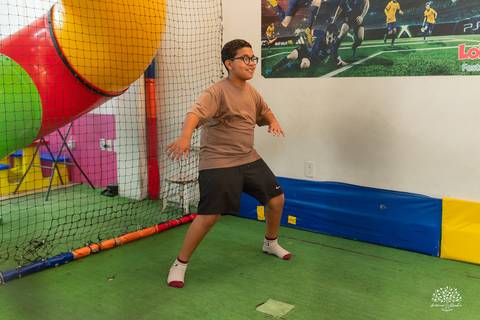 Partida animada de futebol entre amigos'