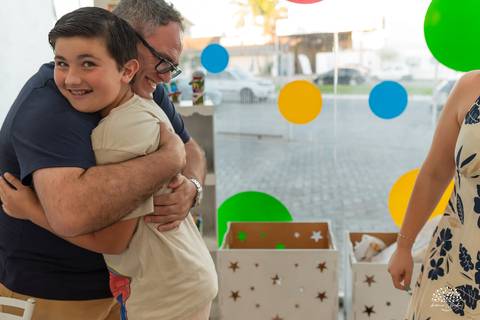 Abraço apertado com familiar querido'