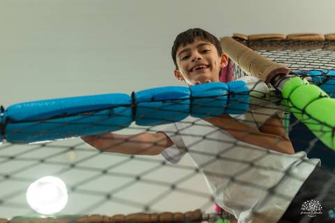 Aniversariante brincando na rede do brinquedão'