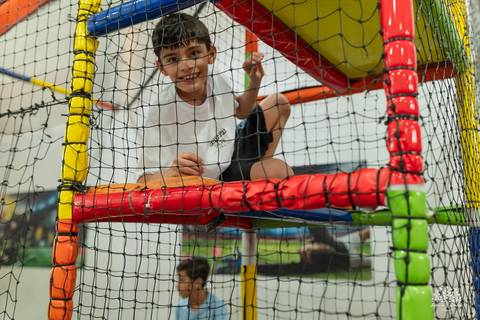 Aniversariante brincando na rede do brinquedão'