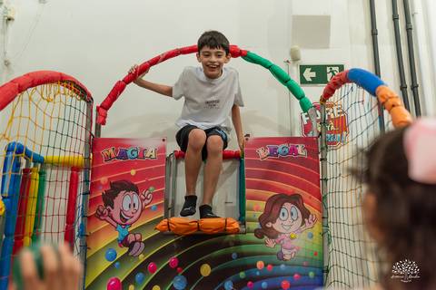 Aniversariante no brinquedo, se divertindo com os amigos'