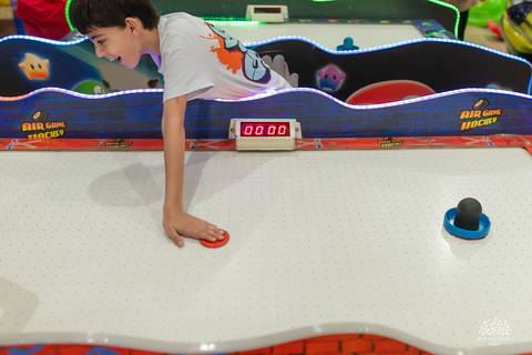 Concentração na partida de air hockey'