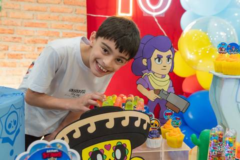 Aniversariante interagindo com a decoração temática'