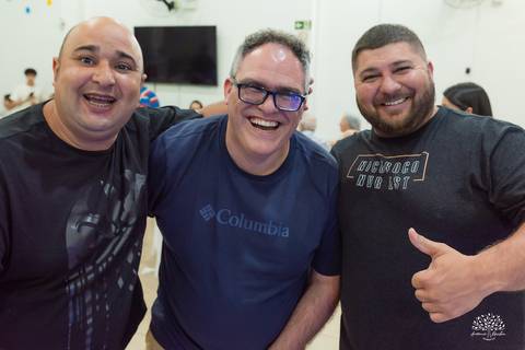 Foto com amigos, em clima de celebração'