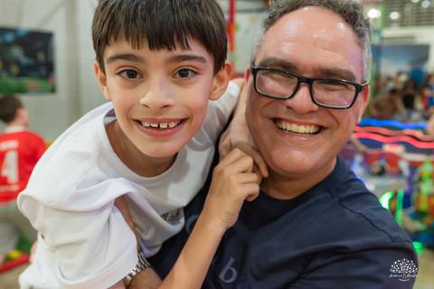 Aniversariante sorrindo ao lado do papai'