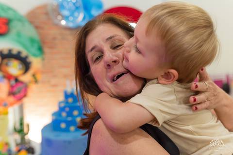 Beijo carinhoso da vovó no bebê'