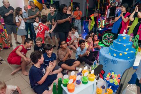 Amigos reunidos ao redor da mesa'