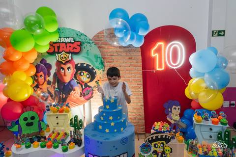 Painel principal com o tema dos 10 anos'