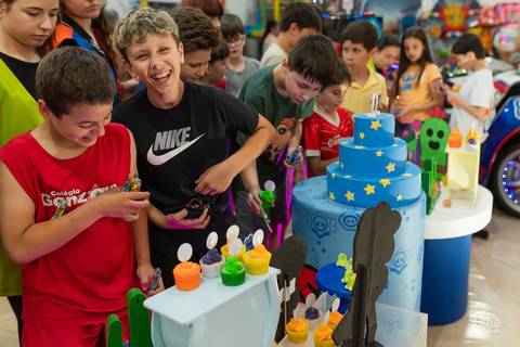 Hora de pegar os doces personalziados'