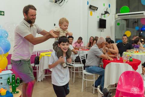 Cavalinho do bebê no aniversariante'