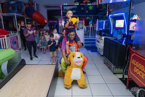 fotografia infantil - festa infantil - aniversário infantil - fotógrafo em pelotas  - fotografia de família - arte e riso - infância feliz - antonio rocha fotografias - festa de criança - hot whells - roxito - chuva de neve - parabens gaúcho - pelotas'