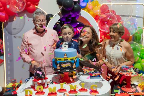 fotografia infantil - festa infantil - aniversário infantil - fotógrafo em pelotas  - fotografia de família - arte e riso - infância feliz - antonio rocha fotografias - festa de criança - hot whells - roxito - chuva de neve - parabens gaúcho - pelotas'